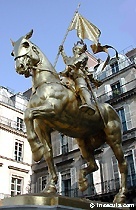 joan or arc statue in place des pyramides